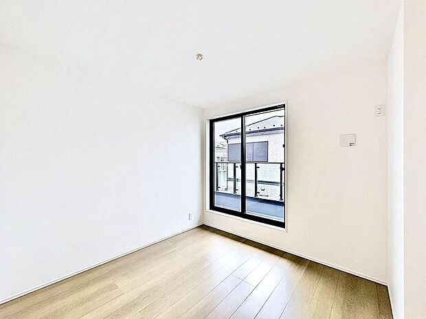 バルコニーに面した明るいお部屋。