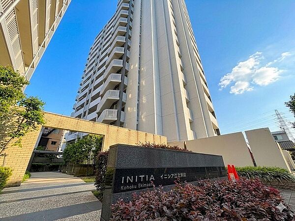 大切なペットと一緒に暮らすことができるマンションです(細則有)。近隣には保育施設や学校も徒歩圏内にあり、落ち着いた住宅街の中で安心できる住環境です。※AI加工により明るくしております。