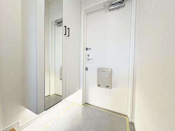 新生活を彩る明るい玄関。全身鏡と収納で、家族みんなの身支度もスムーズに、いつも清潔感を保てます。