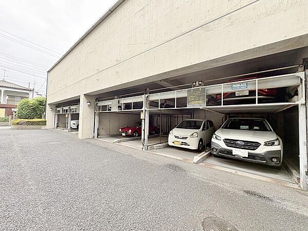ファミリーカーの需要が多い中、駐車場を確保いたしました。お車のお手入れや洗車もし易く、快適に車をお使いいただけます。