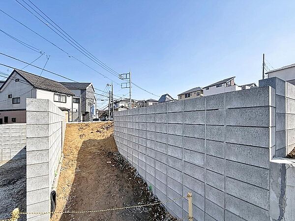 ～綺麗に造成が完了した現場～現地は擁壁がしっかりと組まれ、綺麗に造成が完了しています。実際の陽当りや広さをその目で確認できるため、完成後の暮らしを具体的にイメージしやすいです。