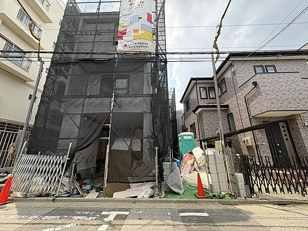 落ち着いた街並みに調和する洗練された外観デザイン。毎日帰るのが楽しみになる、家族の新しい暮らしの舞台です。2026年6月中旬撮影