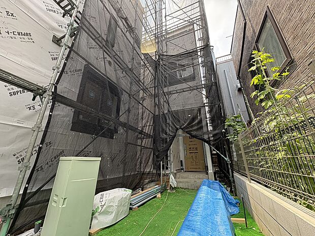 落ち着いた街並みに調和する洗練された外観デザイン。毎日帰るのが楽しみになる、家族の新しい暮らしの舞台です