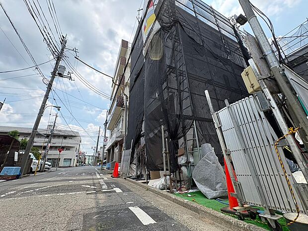 前面道路は見通しが良く、お車の出し入れもスムーズ。毎日の暮らしを支える住環境です。2026年6月中旬撮影