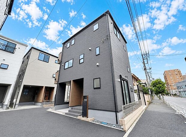 ～子育て世代に嬉しい住環境～ 飯塚小学校まで徒歩4分、西中学校まで徒歩7分と学校が近く、お子様の通学も安心。スーパーやドラッグストアも徒歩10分圏内に揃い、忙しい毎日の買い出しもスムーズです。