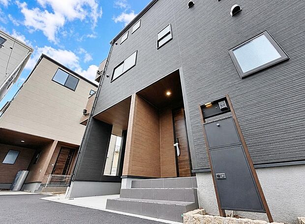 ～堂々とした存在感～角地×車庫2台 で川口駅徒歩圏内で、穏やかな住宅街での便利な生活をご案内いたします。現地の雰囲気や陽当たりなど、いつでもご体感いただけますのでお気軽にお問合せください