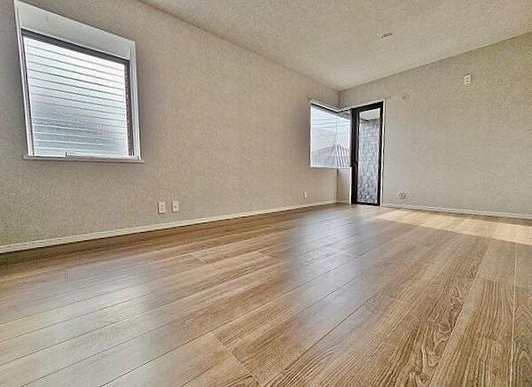 玄関横のこちらのお部屋は約9帖という開放感あふれる住空間となっております。収納はWICもあり、収納力も安心。これは住みたくなるお部屋ですね。