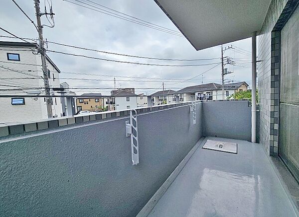 広々と横に広がったバルコニーは、日差しをこれでもかというくらい差し込んでくれます。お洗濯物を干しても、天気がいい日ならすぐ乾きそう。