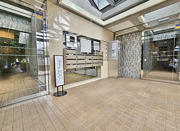 共用部分はやわらかい配色の色使いで、落ち着いた雰囲気がただようようです。毎日この場所を行き来しているにも関わらず、これだけきれいなのは管理が行き届いている証拠ですね。