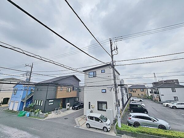 周辺には高いマンションも少ないので、視線をさえぎらない開放感あふれる眺望。特に天気のいい日には、青々としたきれいな空が広がります。