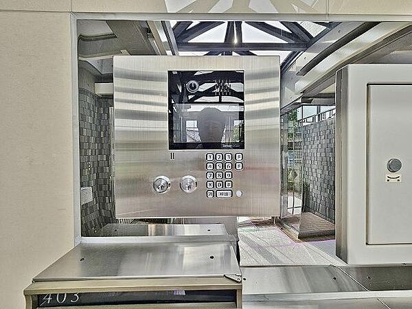 オートロックが有るか無いかで防犯性に大きな違いがあります。防犯は空き巣や不審者だけでなく、訪問販売などもシャットアウト出来ます。