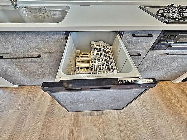 場所を取らないビルトイン型の食器洗い乾燥機を標準装備しています。パワフルな洗浄力で頑固な汚れもしっかり落とします。