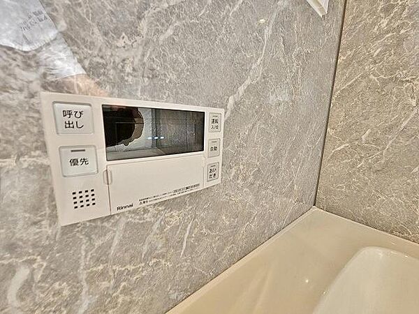 ボタン一つで、お風呂場とのやり取りやおいだきもできる便利な設備。お風呂の準備もこれさえあれば、時間短縮になりますね。