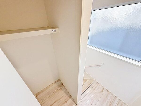 ～多彩に使える部屋数～3SLDKの間取りで、1階には納戸扱いのサービスルーム（5.2帖）をご用意。主寝室や子供部屋としてはもちろん、リモートワーク用の書斎や趣味の部屋など、多目的に大活躍します。