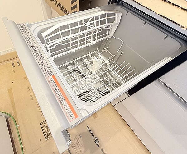 家事の時短に役立つ食洗機。省スペースのビルトインタイプ(高温のお湯や高圧水流で殺菌作用のあります)