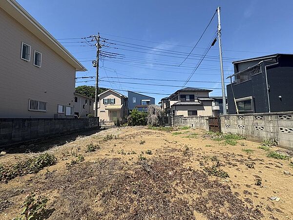 東側から降り注ぐ朝陽が眩しく心地良い。家自体は解体済みですが、ブロック等の外構もきれいに解体してのお引渡しになります。