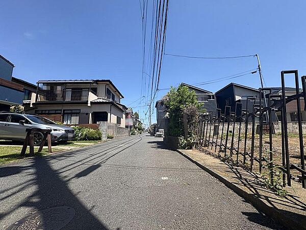 「南西側公道4m」車通りも少なく駐車も安心してできます。