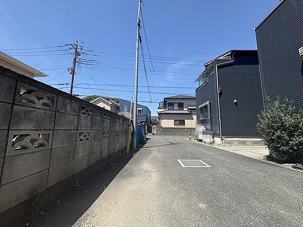 「北西側位置指定道路4m」持分あります(16/75)。