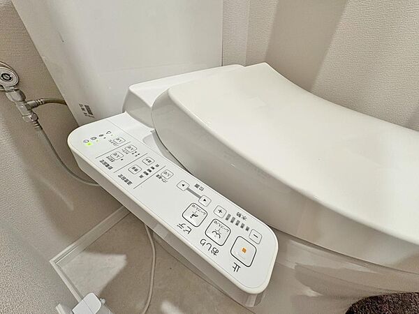 おしりを優しく洗ってくれるだけではなく、パワー脱臭機能なども備え、快適な空間を創出する機能もございます。