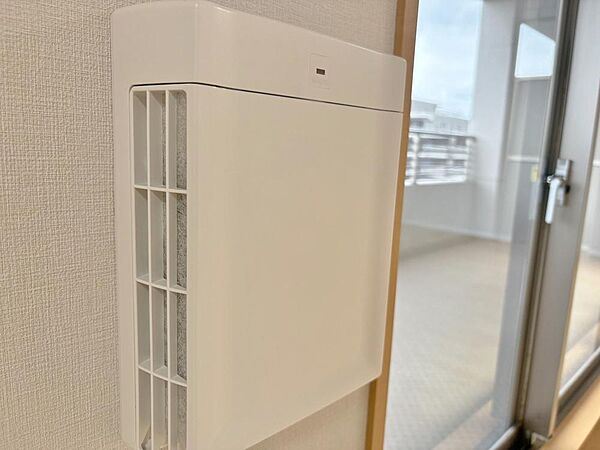 従来の自然換気とは異なり、強制的に室内の空気の入れ替えを自動的に行う事を可能とした「換気設備」