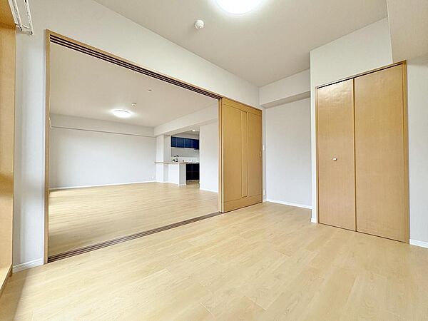 「洋室5.4帖」明るい陽光が差し込む5.4帖の洋室は、お子様の遊び場や家族のセカンドリビングとしても活躍。奥のキッチンと繋がる開放的な空間で、家族の笑顔が溢れる毎日を。