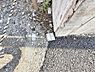その他：～敷地の境目となる境界～どこからどこが自分の敷地なのか、隣接地や道路との境目に付いている境界ポイント。新築の分譲ですので敷地の事で近隣とトラブルにならないようにしっかりと確認できるようになってます。