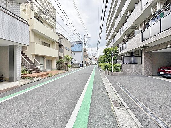 緑のラインが続く閑静な住宅街。広々とした道路は、お子様との散歩や通学にも安心の環境を提供します。