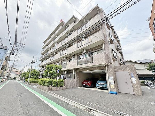 落ち着いた色合いのタイル貼りの外観が魅力的なマンションです。