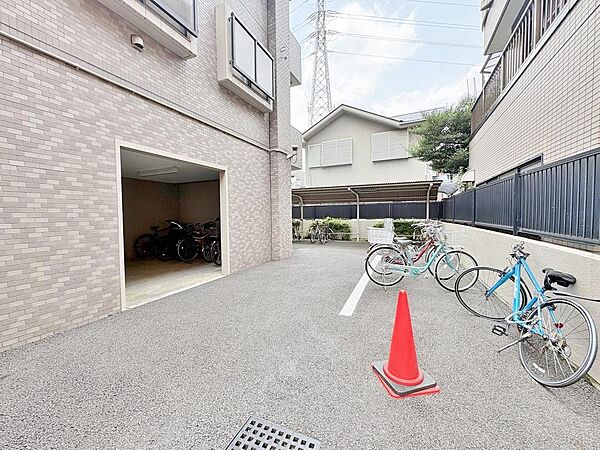家族みんなの自転車も安心の駐輪スペースを確保。雨風から守れる屋内スペースもあり、お子様の成長と共に増える自転車もスッキリ収納。快適な移動で、ファミリーの暮らしをサポートします。