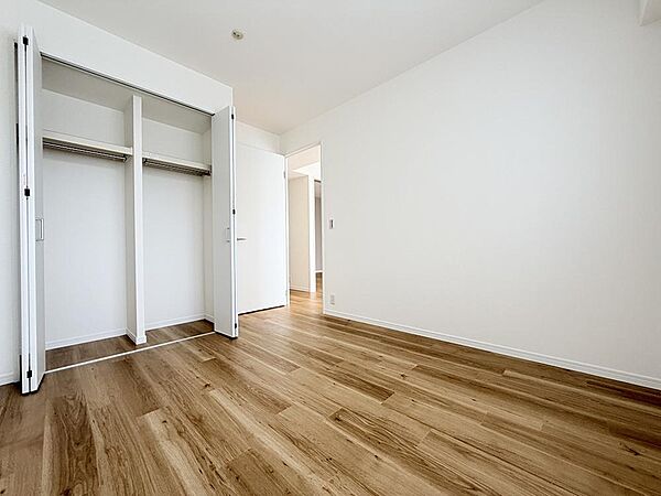 「洋室5.7帖」自由度の高い家具の配置が叶うシンプルな空間です。お子様の成長と共に必要になる子供部屋にぴったりの間取りですね