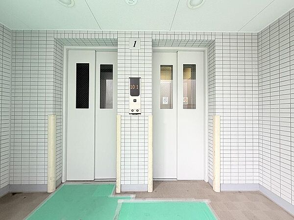 重い荷物などがあるときや。お子様をベビーカーで運ぶときなどに大変便利です。足腰の悪い方には欲しい設備です