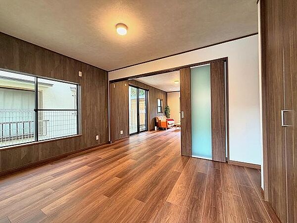 木のぬくもりを感じるフローリングが心地よい、広々としたリビングです。大きな窓から陽光が降り注ぎ、家族の笑顔が輝く団らんの時間を育みます。