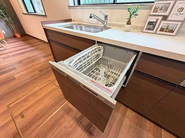 「ビルトインタイプ食器洗乾燥機」通常の手洗いでは使用出来ないほど高温のお湯や高圧水流を使うことにより汚れを効果的に落とすことができる。殺菌効果が非常に高く哺乳瓶などを使う家庭で需要が高く大変便利。