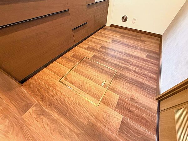 キッチン下部に設けた床下収納は、缶詰のストックや非常食、梅酒や味噌などの保存食入れとしての他、卓上プレートや季節家電などの物を仕舞うことが出来る便利な収納。