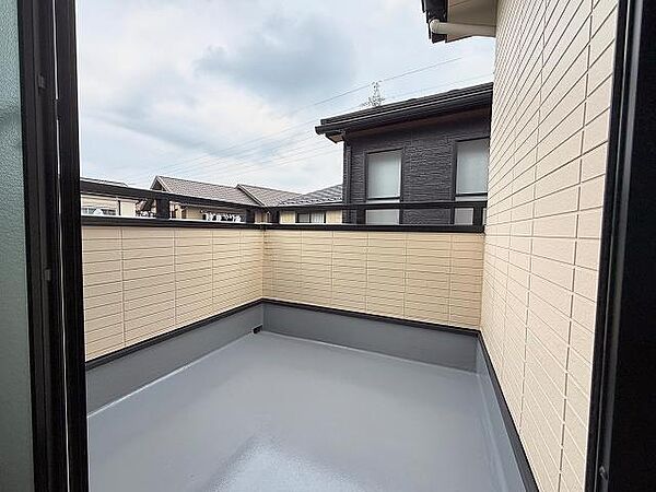 北側バルコニーは、風通しが良く、周囲の視線も気になりにくい空間です。洗濯物干しはもちろん、お子様の遊び場や、家族で涼む場所としても活躍します。