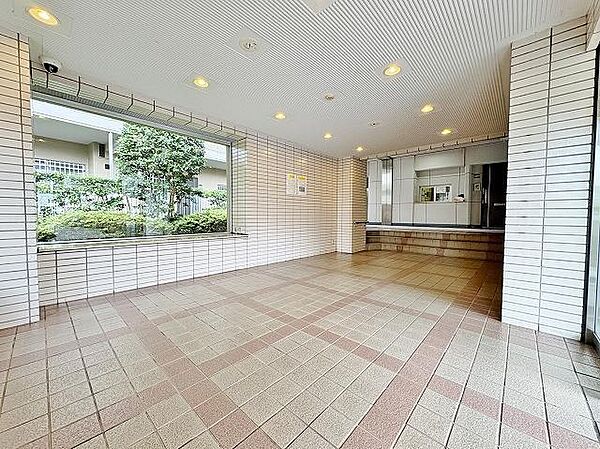広々としたエントランスホールは、大きな窓から豊かな緑が望め、訪れる人を優しく迎えます。家族の帰りも安心の、洗練された空間です。