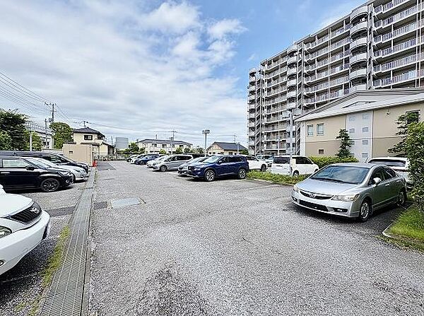 敷地内にゆとりの駐車場を確保。お車の出し入れがしやすく、お子様の送迎や家族での外出にも便利です。