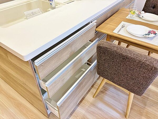 ダイニング側にも収納があるので食器などをすぐに用意できて便利ですね。