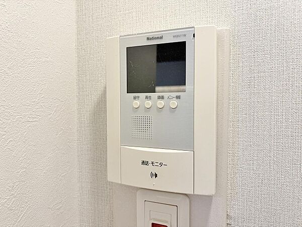「見える安心」をカタチにしました。誰が来てもわかる様にモニター付きインターホンを設置。家事導線を考慮した個所に設置し、防犯性と利便性に優れ快適と安らぎを合わせた優しい設計。