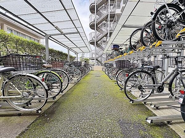 雨風から大切な自転車を守る屋根付き駐輪場を完備。2段ラックで効率よく収納でき、お子様の自転車やベビーカーもスマートに置けます。家族の毎日を快適に。