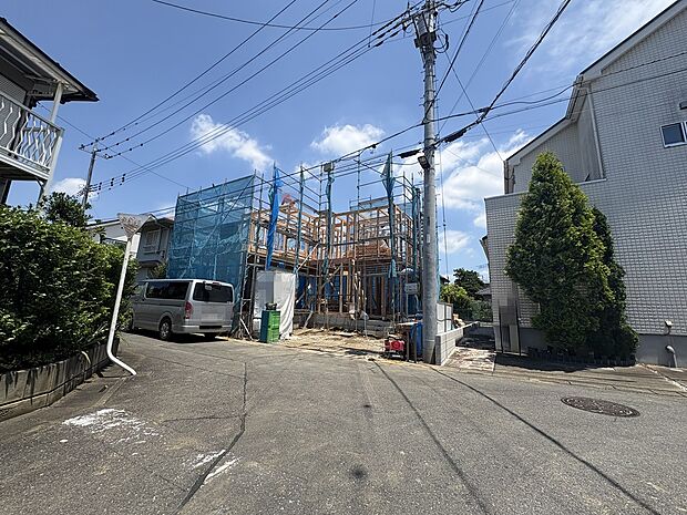 「南西側公道4m」ちょうどT字路的になっているますので、大きなお車でも安心して駐車できそうですね。
