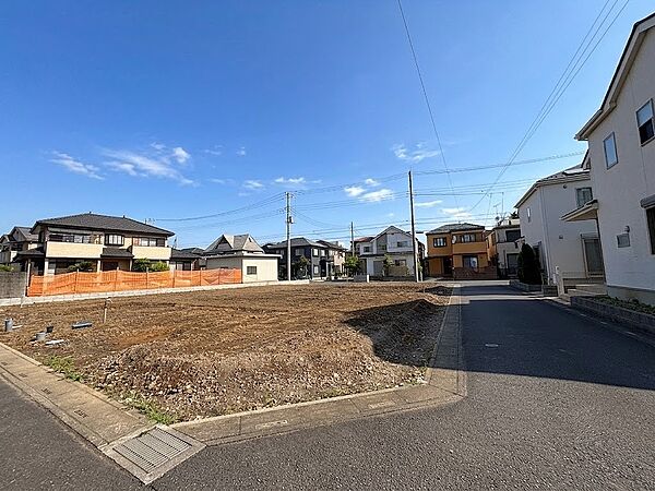 東側通路。2026年7月上旬撮影。