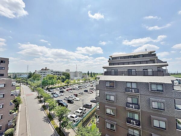 南西向きバルコニーからの見晴らしの良さが特徴的なお部屋です。視界が広く抜けており、心地よい風と陽光を存分に感じられる開放的な景色を楽しめます。