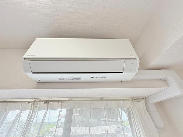 室内に標準設置されている、嬉しいエアコン設備。入居時の初期費用や引っ越し時の設置費用を抑えることができるため、新生活をスムーズにスタートできます。