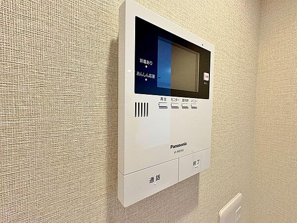 誰が来てもわかる様にモニター付きインターホンを設置。