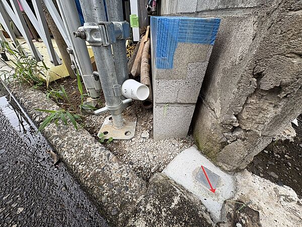 敷地の境目となる境界、どこからどこが自分の敷地なのか、隣接地や道路との境目に付いている境界ポイント