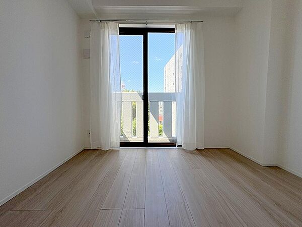 洋室4.6帖。バルコニーに面したお部屋。