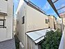 その他：2階からの眺望は、青空と白い雲が広がり、開放感たっぷり。隣接する建物との間隔も確保され、明るい日差しが差し込みます。家族の健康を育む、心地よい風と光が届く住まいです。