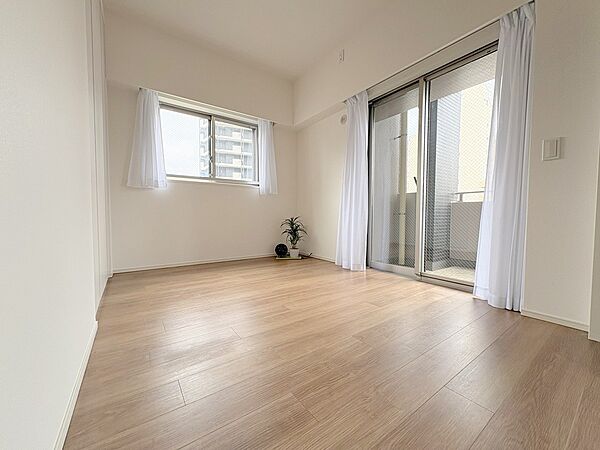 洋室（南側）　約5.0帖南向きで陽当り良好な5.0帖の洋室です。LDKと続き間として利用可能で、扉を開放すれば広々とした一体空間にシーンに合わせてフレキシブルに使えます。