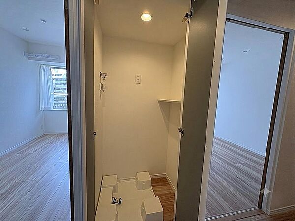 洗濯機置場廊下に配置された扉付きの室内洗濯機置場。使用しない時は扉を閉めることで生活感を隠し、すっきりとした廊下空間を保てます内部には洗剤や洗濯小物を置くのに便利な棚も備え付けられています